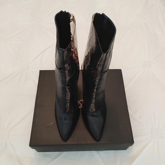 So Me black & transparent snakeskin printed 4.5in heeled boots. Size 7 - Picture 4 of 11